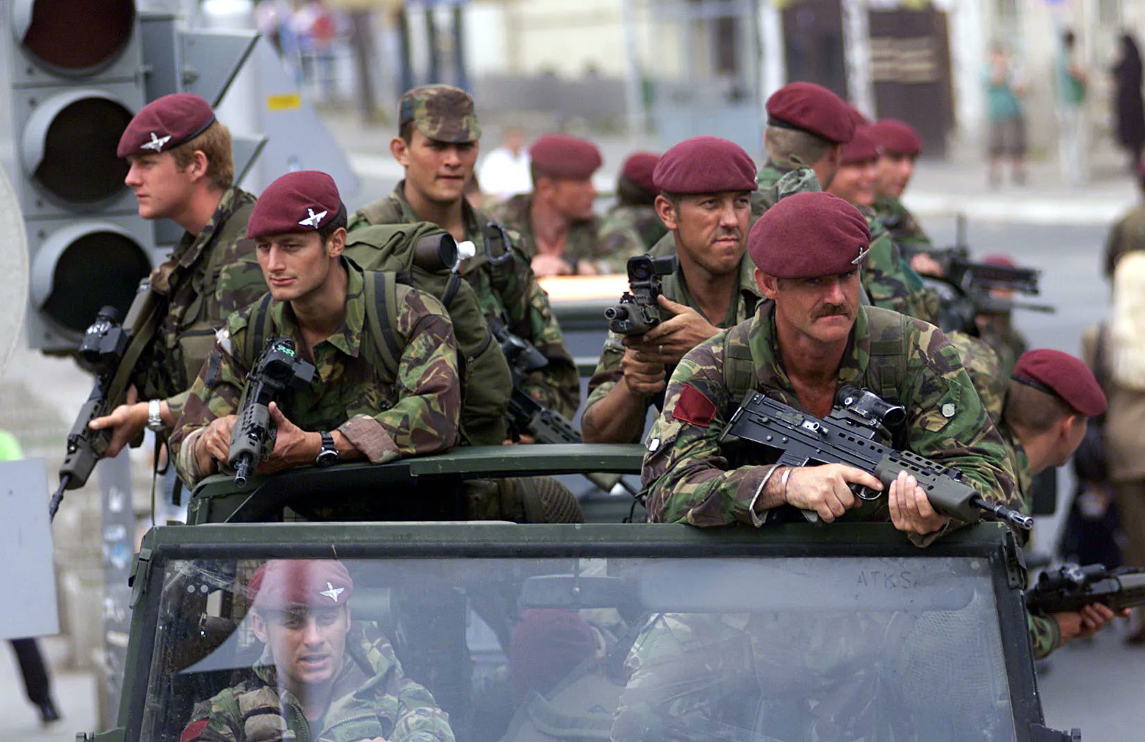 Берет сербии. Армия Великобритании в Косово 1999. Британские солдаты в Косово. Сербская армия в Косово 1999. Британские десантники в Косово.